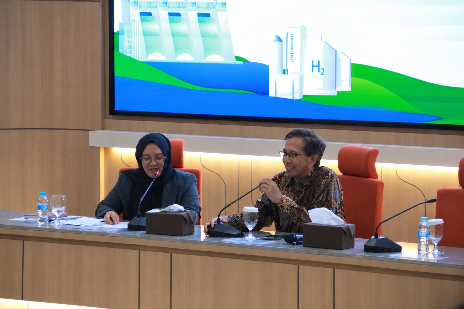 Prof Dr Ir Mochamad Ashari MEng IPU dalam sesi tanya jawab InPower Talk 2026.