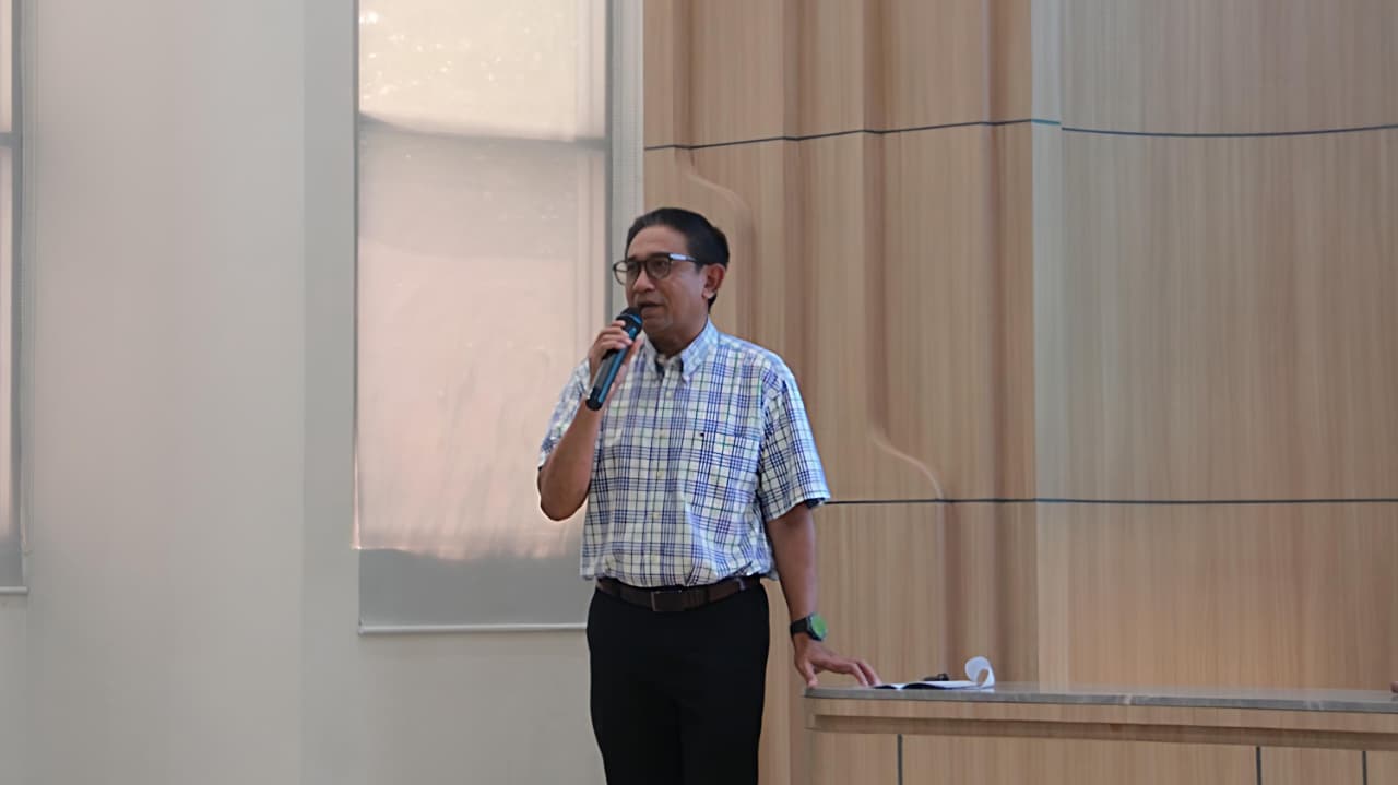 Direktur Utama PLN Indonesia Power Ir Bernardus Sudarman MM CRP saat menjelaskan tentang kondisi industri kelistrikan saat ini