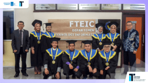 8 Mahasiswa Menjadi Wisudawan Pertama dari Departemen Teknologi Informasi, 3 Diantaranya Cum Laude dan Punya Segudang Prestasi.