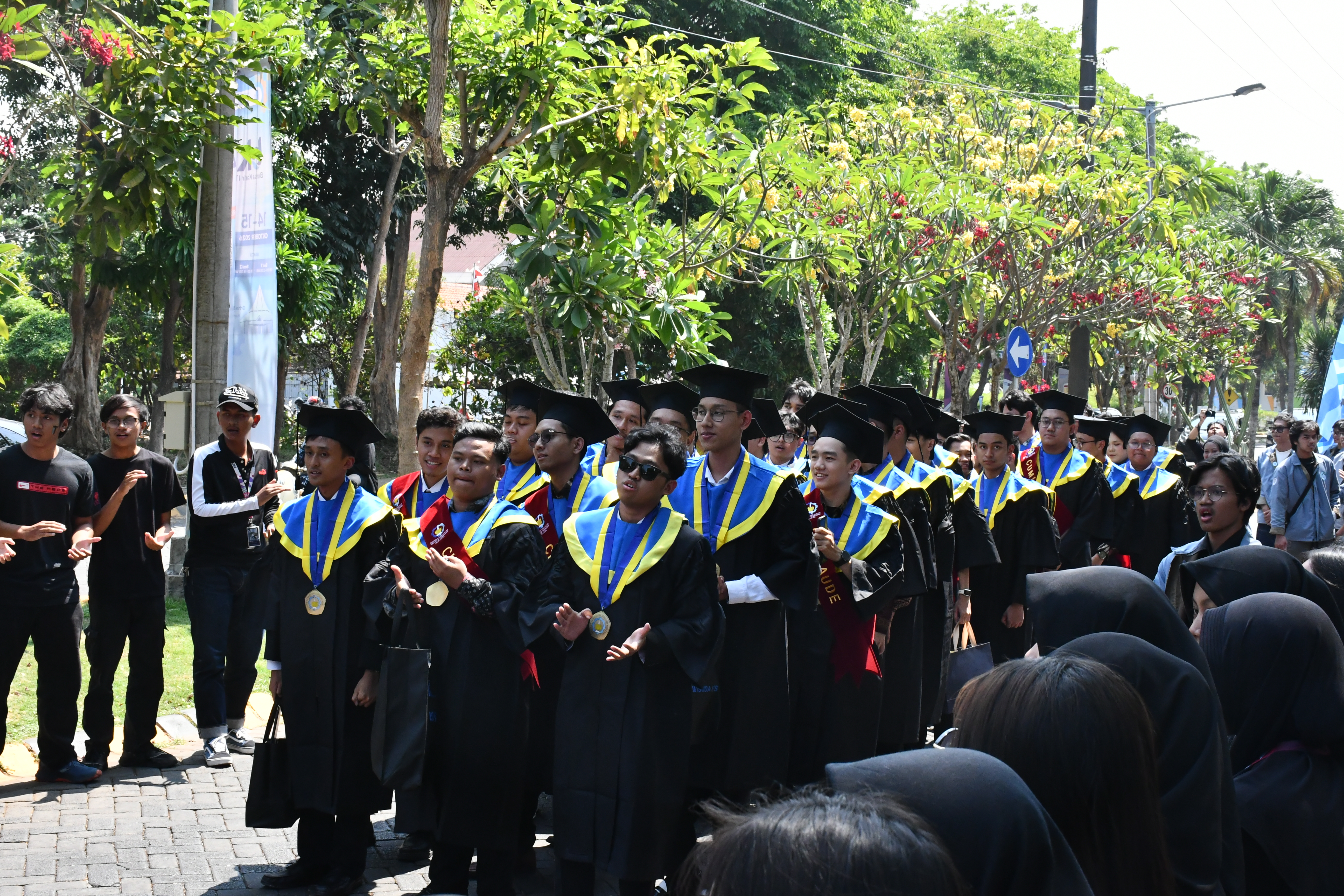 Arak-arakan wisudawan DTI ITS menuju Gedung Tower 2