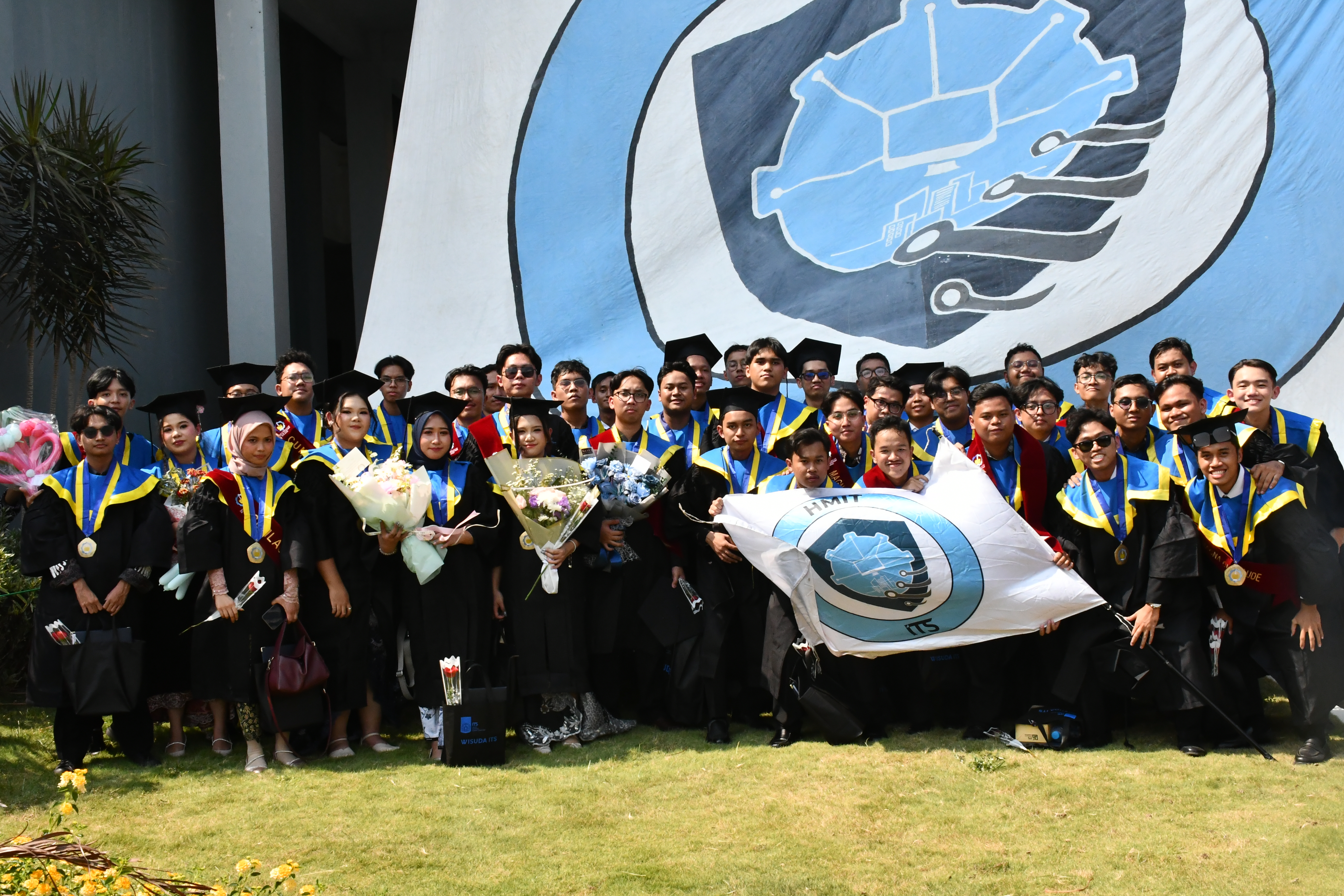 Foto bersama wisudawan Departemen Teknologi Informasi ITS pada Wisuda ke-134