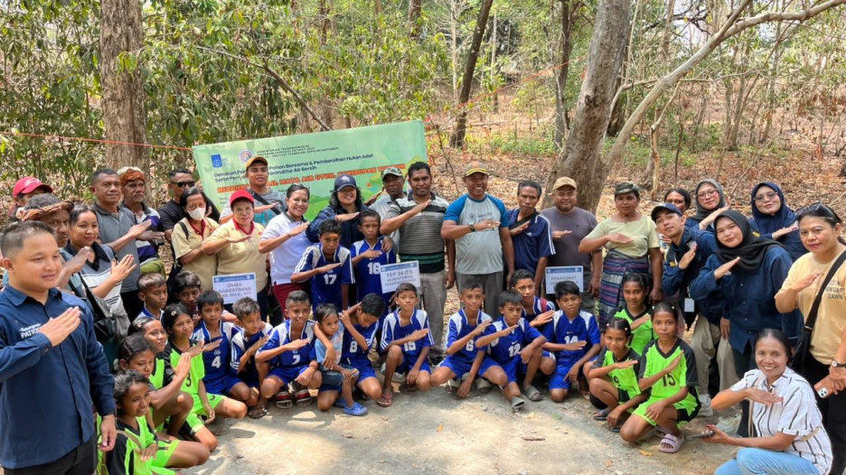 Tanam 100 Pohon, ITS Ajak Anak-anak Jaga Mata Air Dafala di NTT