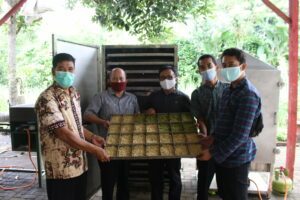 Dorong UMKM Desa, Abmas-KKN ITS Rakit Alat Pengering Mi Porang