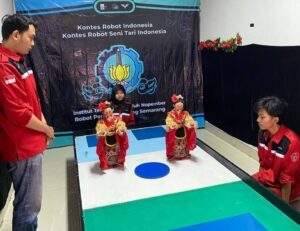 Robot-Vi-Rose-ITS-saat-beraksi-pada-perlombaan-kategori-Kontes-Robot-Seni-Tari-Indonesia-KRSTI-di-ajang-KRI-Wilayah-II-2023 Teknik Komputer ITS
