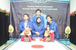 Tim-Vi-Rose-ITS-dengan-robot-besutannya-saat-mengikuti-KRI-Wilayah-II-2023-kategori-Kontes-Robot-Seni-Tari-Indonesia-KRSTI-secara-daring Teknik Komputer ITS