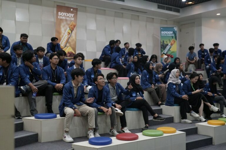 Gambar 2 Mahasiswa menyimak penjelasan dari PT. Amerta Indah Otsuka