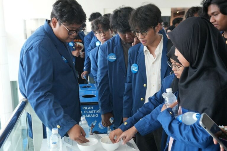 Gambar 3 Mahasiswa mendapat produk Pocari dan membuang kemasannya pada tempat yang telah disediakan, sesuai dengan standar lingkungan