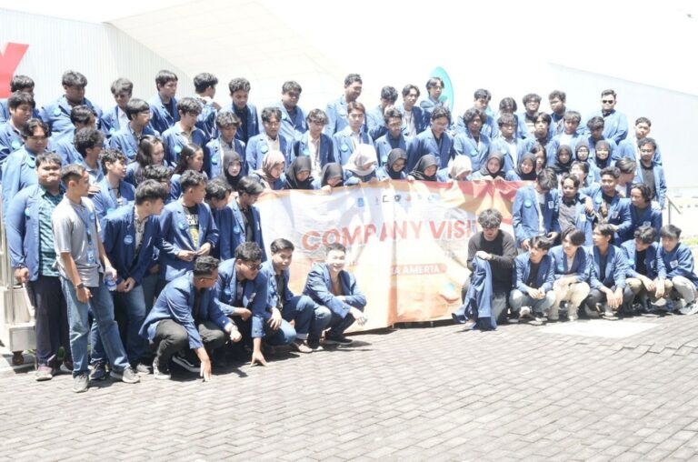 Gambar 4 Peserta kunjungan industri ke PT. Amerta Indah Otsuka yang terdiri atas mahasiswa angkatan 2022 dan 2023