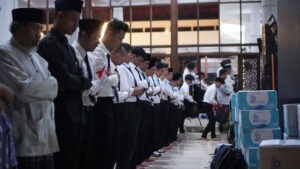 ITS Ajak 5400 Mahasiswa Baru Sholat Shubuh Berjama’ah, “ITS: Institut Tangi Shubuh!”
