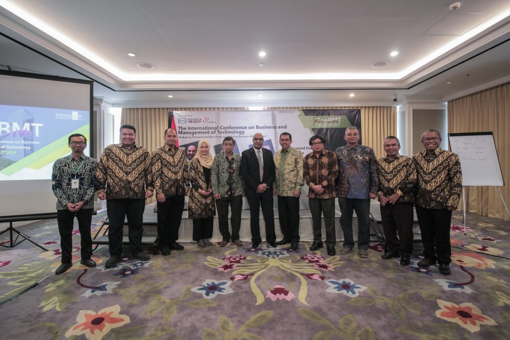 Men tayt kiygan xotinim va dostimman