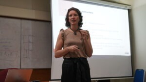 Pelajari Praktik Bisnis Terbaik dari Ahlinya: Financial Sustainability dan Financial Analysis dalam International Guest Lecture bersama Dr. Ilse Aerts