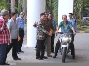 Perketat Keamanan Kampus, IKOMA Hibahkan Motor