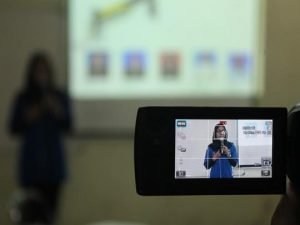 Manfaatkan Waktu, Kontingen ITS Terus Berlatih Persentasi