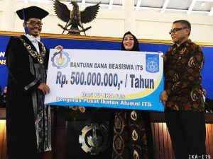 IKA ITS Beri Beasiswa 500 Juta