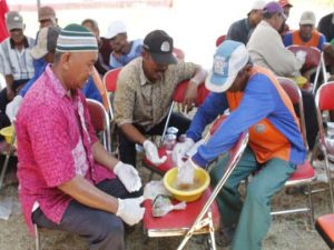 Pelet Buatan ITS untuk Petani Tambak Wonorejo