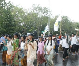 Diguyur Hujan, Wisuda 114 Tetap Meriah