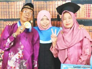 Bermodal Beasiswa, Siti Sekolah Hingga Doktoral