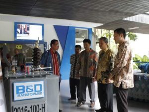 Elektro ITS Terima Trafo Distribusi Baru Dari Perusahaan