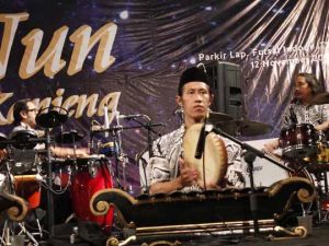 Rela Berdesakan Demi Cak Nun dan Kiai Kanjeng