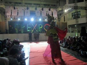 Tantang Desainer Muda Indonesia Lewat Recycle Art