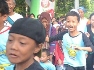 Tutup Dies Natalis, Masyarakat Antusias Ikuti Jalan Sehat
