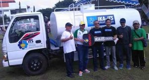 IKA ITS JAKARTA HIBAHKAN TRUK TANGKI AIR