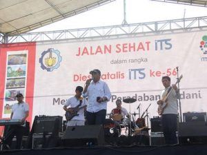 Tutup Jalan Sehat dengan Band Ala ITS