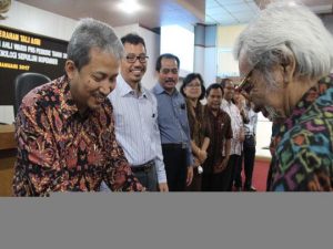 Rektor Lepas 48 PNS Purna Tugas