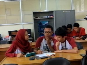 Peserta IE Games Diajak Berlomba Melewati Laboratorium