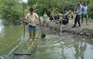 Bakti Sosial Sumbang Sampan Mahasiswa Teknik Kelautan ITS