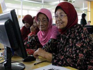 Puluhan Lansia Belajar Komputer Di ITS