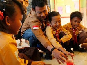 Mahasiswa ITS Kenalkan Migas Pada Siswa Galengdowo