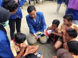 Himasika Ajak Siswa Tulungrejo Ciptakan Roket Air