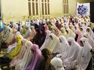 Jamaah Tarawih Membludak di Kampus ITS Manyar