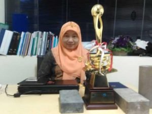 Yani Raih Adibrata, Kalahkan Dua Profesor