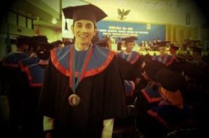 Aktor Vino Bastian Jadi "Wisudawan" ITS