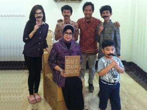 Dus Duk Duk, Kardus untuk Tempat Duduk