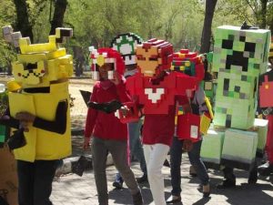 Karakter Game Pixel Sambut Wisudawan Despro