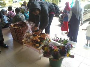 Mengais Rejeki Di Wisuda 107