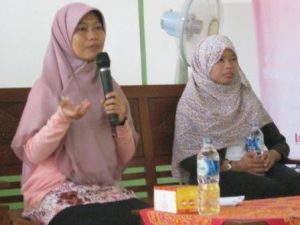 Jilbab, Antara Tren, Karya, dan Syariat