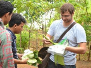 Para Peneliti Ambil Sample dari Poteran