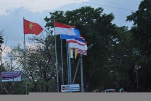 Sambut AEC, ITS Kibarkan Bendera ASEAN
