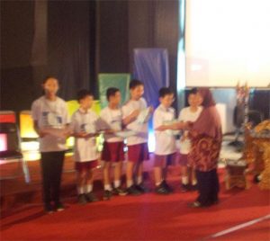 OMITS Bagikan Beasiswa Untuk Siswa Berprestasi