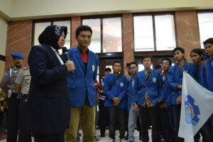 Kepada Mahasiswa ITS, Risma Katakan Coba Bertahan