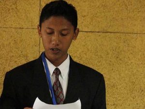 Hobi Berbahasa Inggris, Antar Rizal Ke MUN