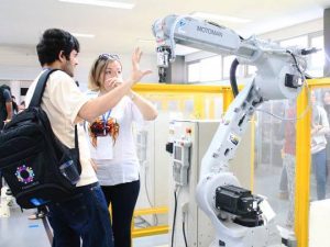 Seru, Peserta CommTECH Kunjungi Pusat Robotika