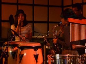 Tampil di atas panggung dengan improvisasi.