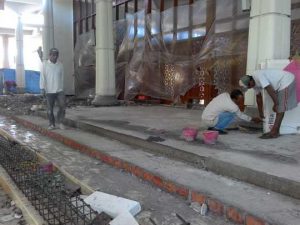 Jamaah Tetap Khusuk Meski Ada Renovasi Material