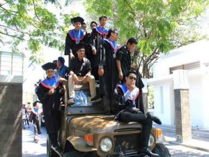 Arak-arakan Masih Jadi Budaya Wisuda ITS
