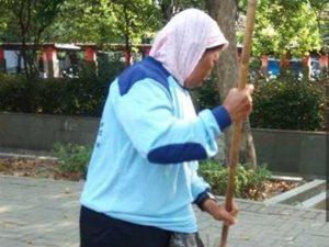 Wisudawan 110 Bantu Bersihkan Kampus
